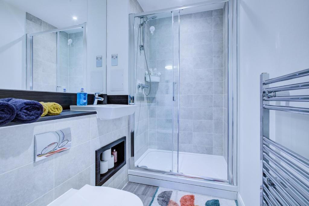 Luxury 2 Bed Flat In A New Block In East Acton Apartment London Exterior photo