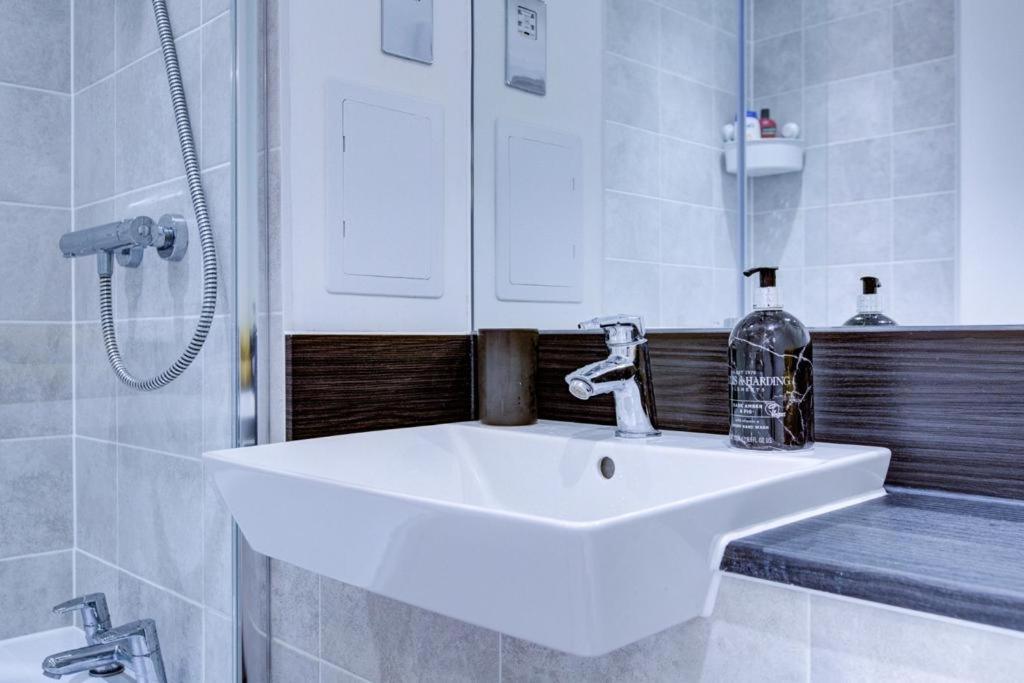 Luxury 2 Bed Flat In A New Block In East Acton Apartment London Exterior photo